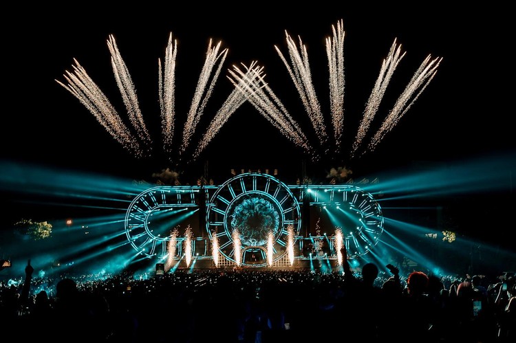 Neon Countdown 2024