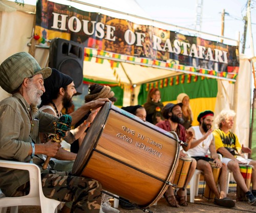 Cantos y percusión Nyahbinghi
